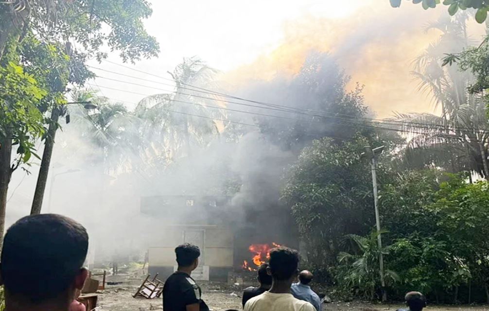 ওবায়দুল কাদেরের গ্রামের বাড়িতে অগ্নিসংযোগ