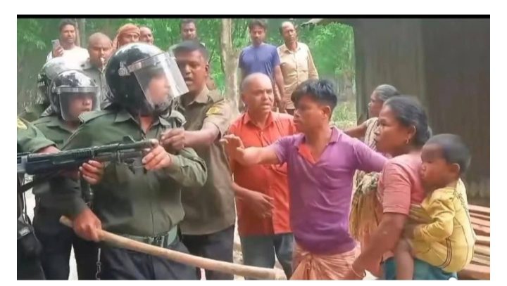 মধুপুরে জমি উদ্ধারের নামে গারো পরিবারের ঘর গুঁড়িয়ে দেওয়ার অভিযোগ