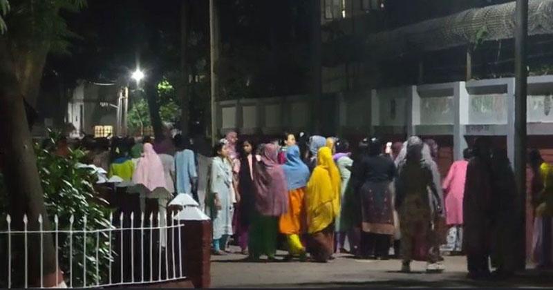 ছাত্ররাজনীতি নিষিদ্ধের দাবিতে মধ্যরাতে ইডেন মহিলা কলেজে বিক্ষোভ
