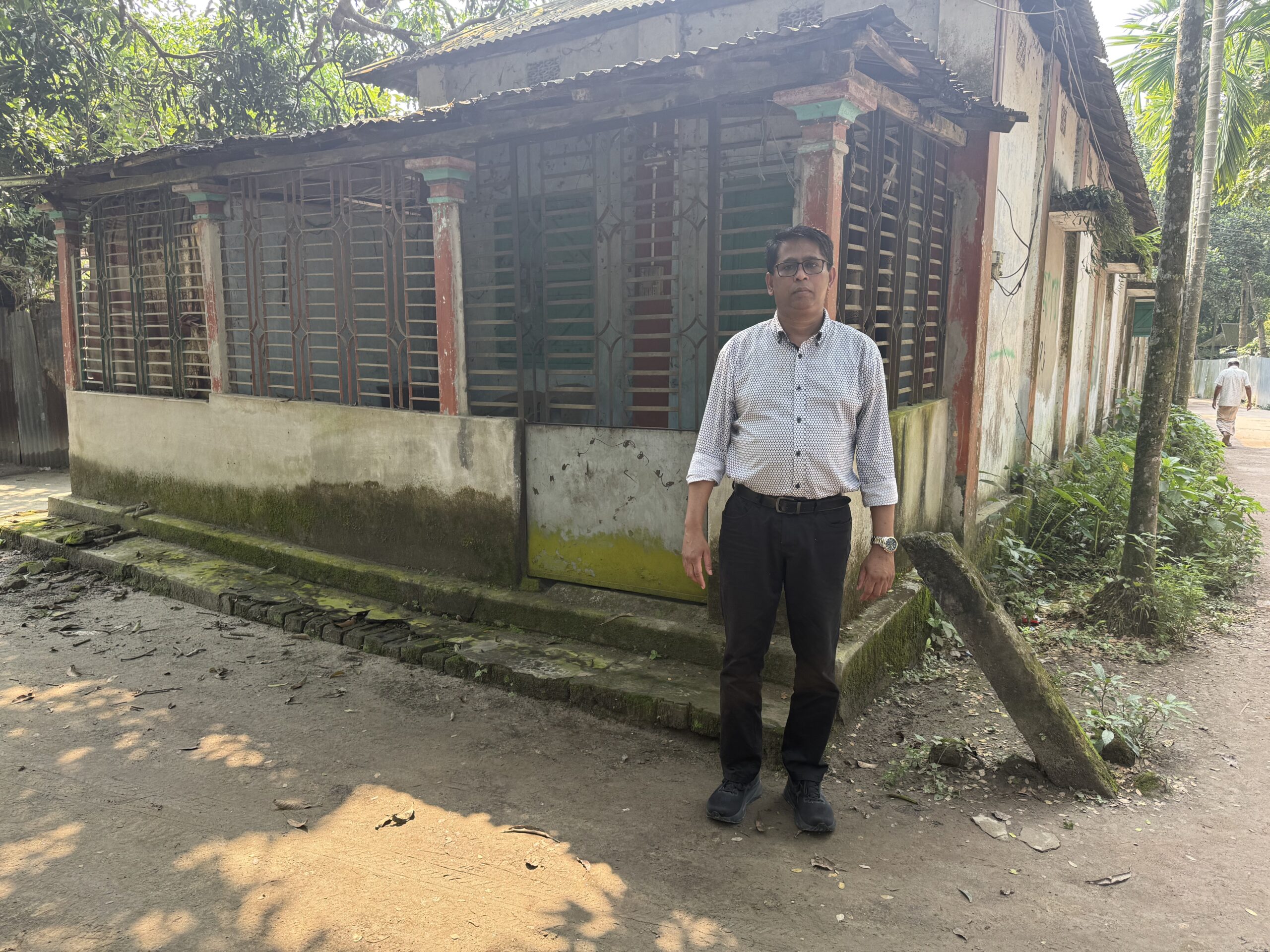 বাড়িটা আজও দাঁড়িয়ে আছে – শুধু মা-বাবা নেই, আর নেই আমার সোনালি শৈশব…